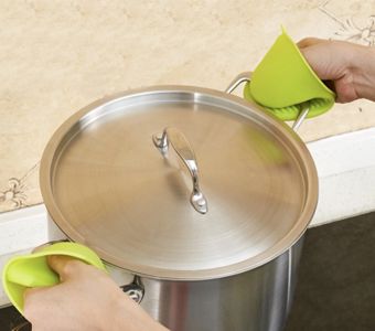 Silicone kitchen gloves/ clamp/ gripper (2 pieces) - green